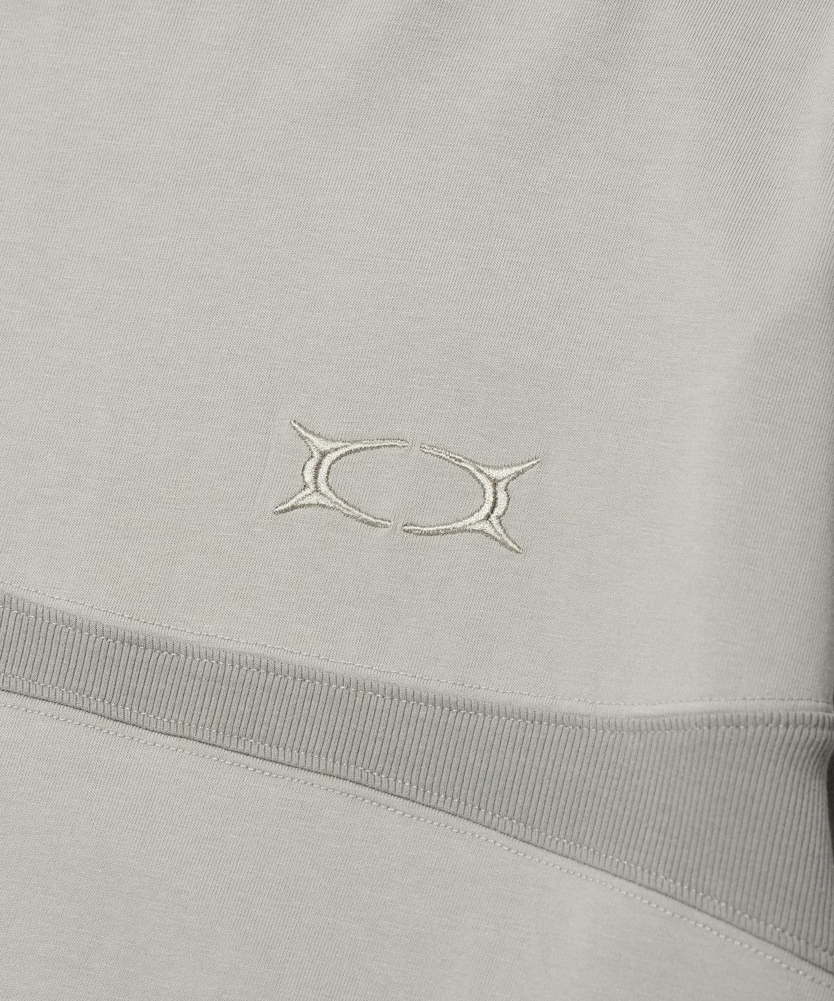 크리틱(CRITIC) WORMHOLE INCISION LONG SLEEVE T-SHIRT LIGHT GREY