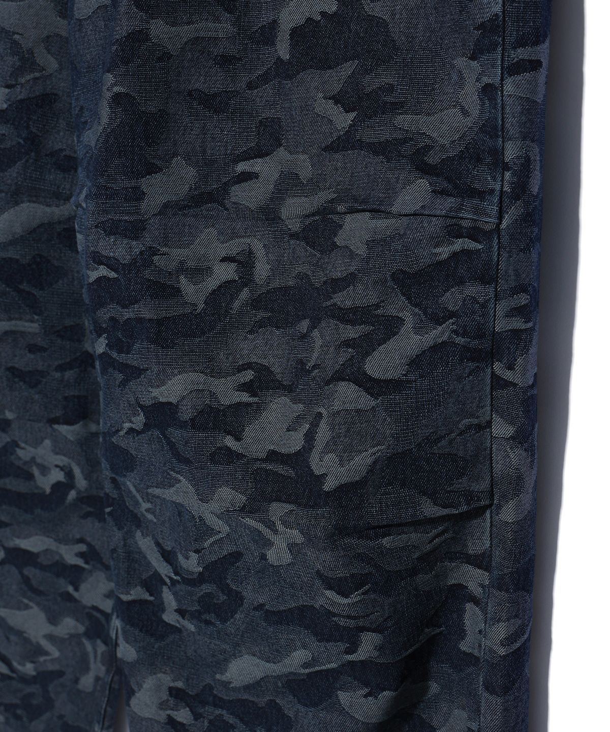 크리틱(CRITIC) CAMO WASHING 4 TUCK SET UP DENIM PANTS BLACK