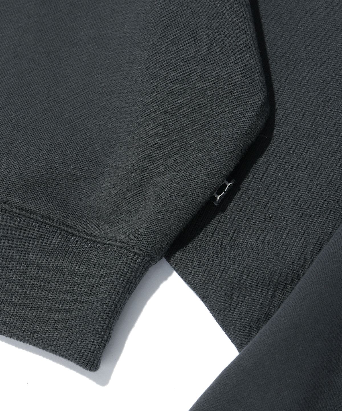 크리틱(CRITIC) BASIC WORMHOLE SWEATSHIRT CHARCOAL