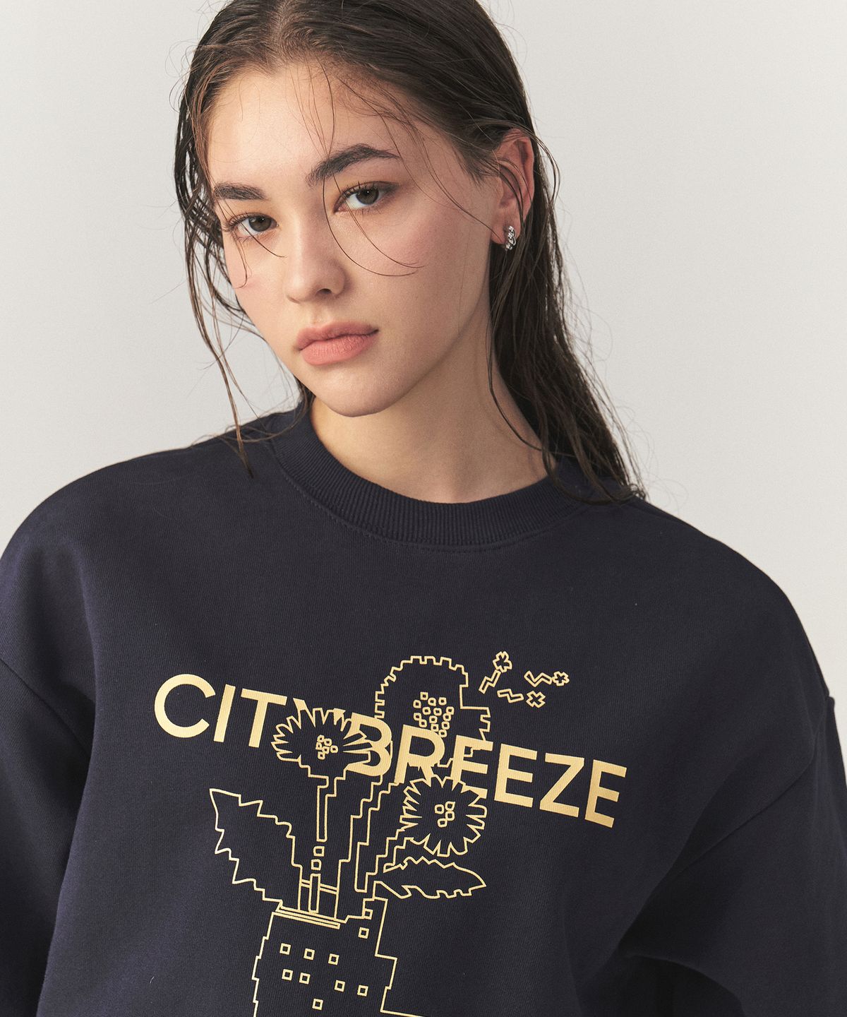 시티브리즈(CITYBREEZE) 에센셜 시티 플라워 스웨트셔츠_NAVY