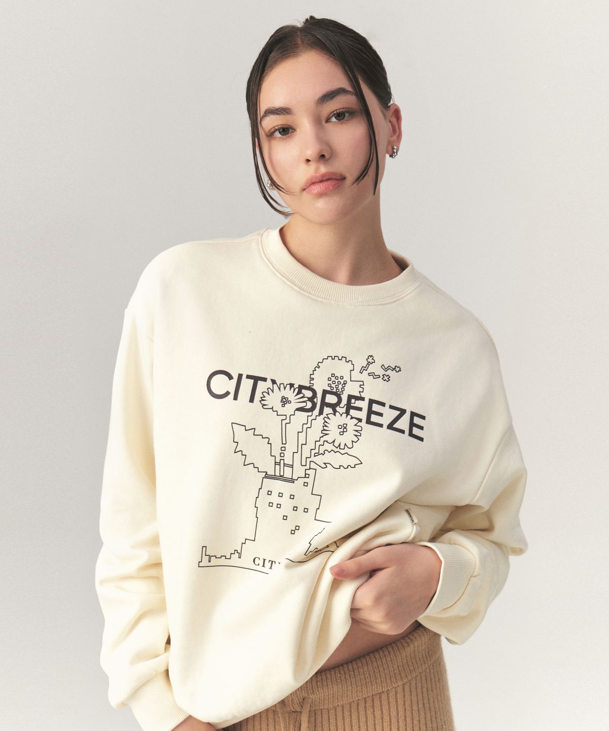 시티브리즈(CITYBREEZE) 에센셜 시티 플라워 스웨트셔츠_CREAM