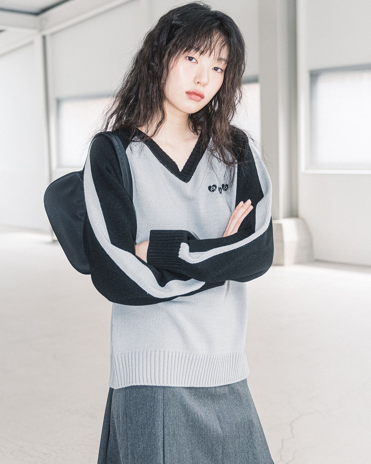 해비즘(HAVISM) 3 HEART ROSE V-NECK KNIT SWEATER(GREY)