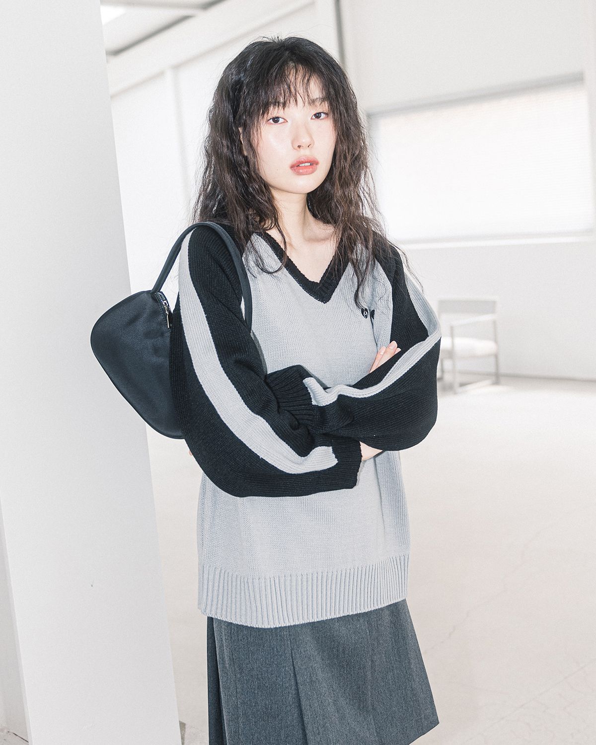 해비즘(HAVISM) 3 HEART ROSE V-NECK KNIT SWEATER(GREY)