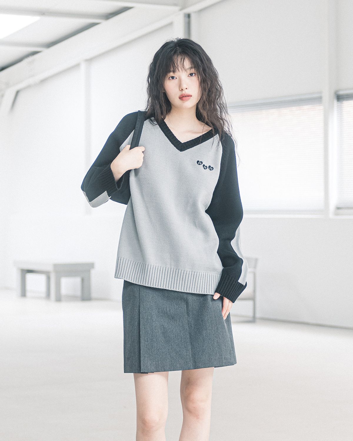 해비즘(HAVISM) 3 HEART ROSE V-NECK KNIT SWEATER(GREY)