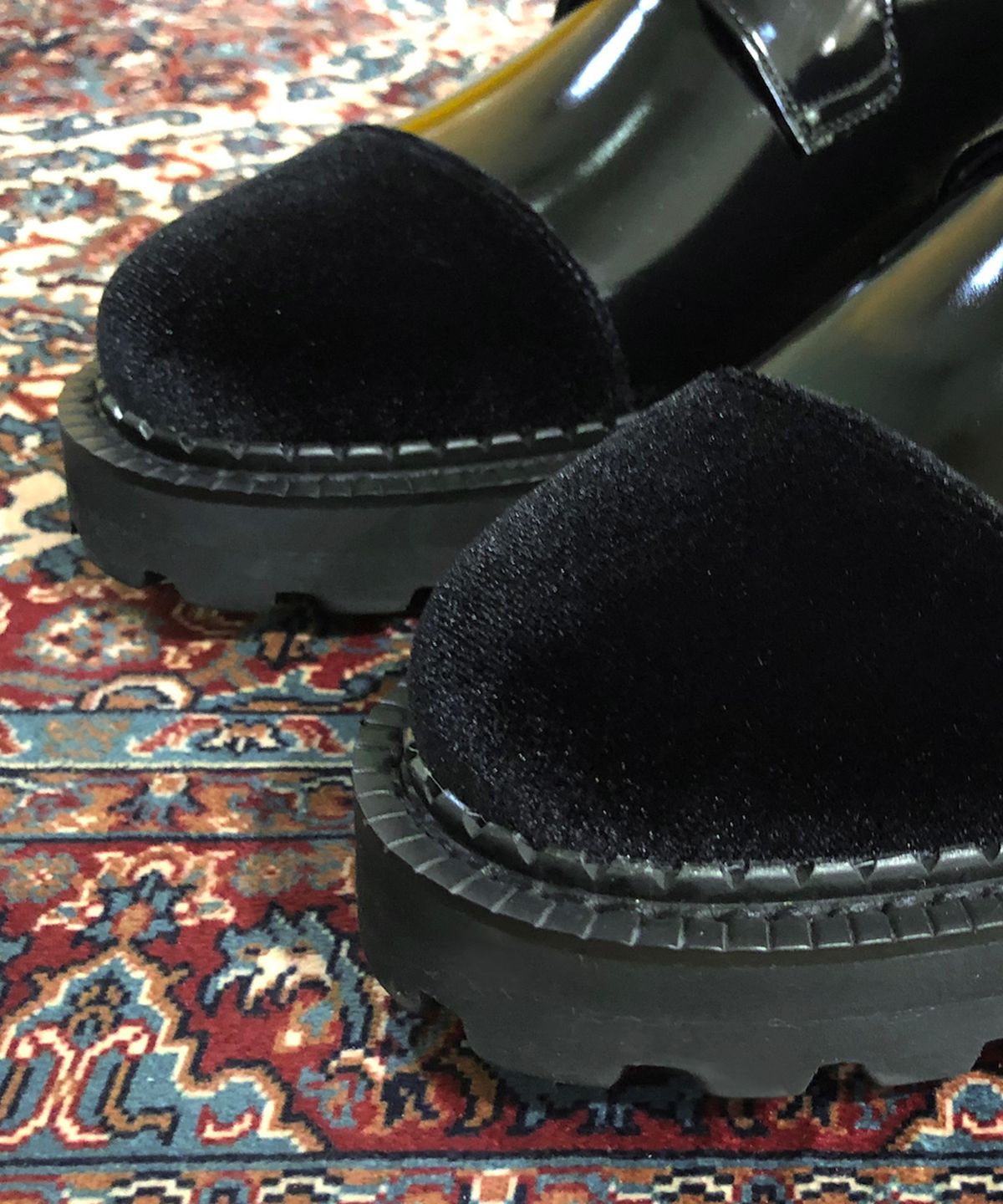 조앤슈(JOENSHOE) 휴만 노밴딩 벨벳 투톤 워커 블랙