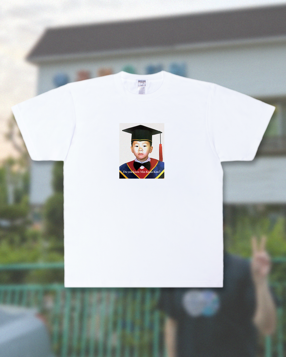 미디엄스(MEDIUMS) Graduation Photo Tee - White (Do you know Min Kwan Kim)