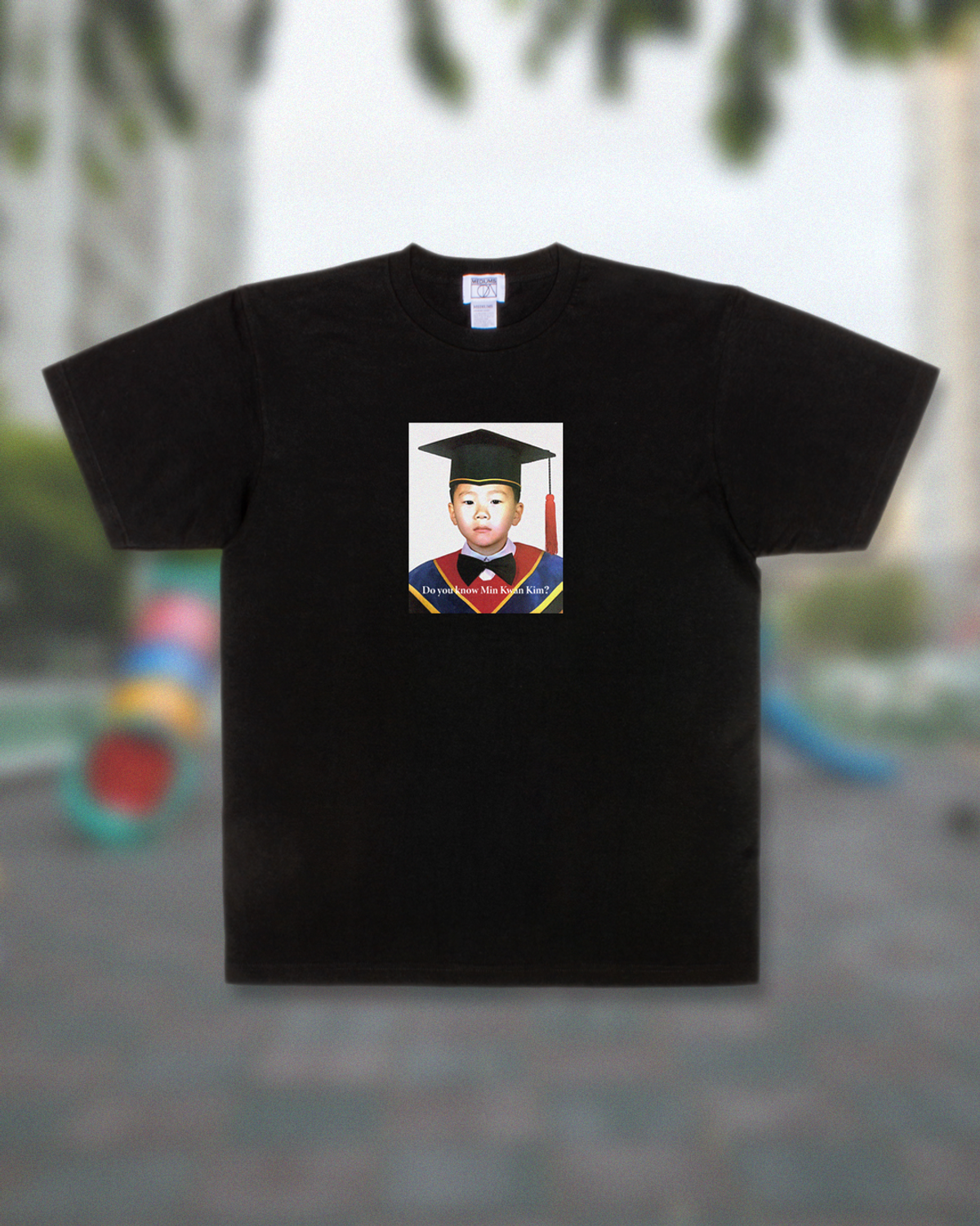 미디엄스(MEDIUMS) Graduation Photo Tee - Black (Do you know Min Kwan Kim)