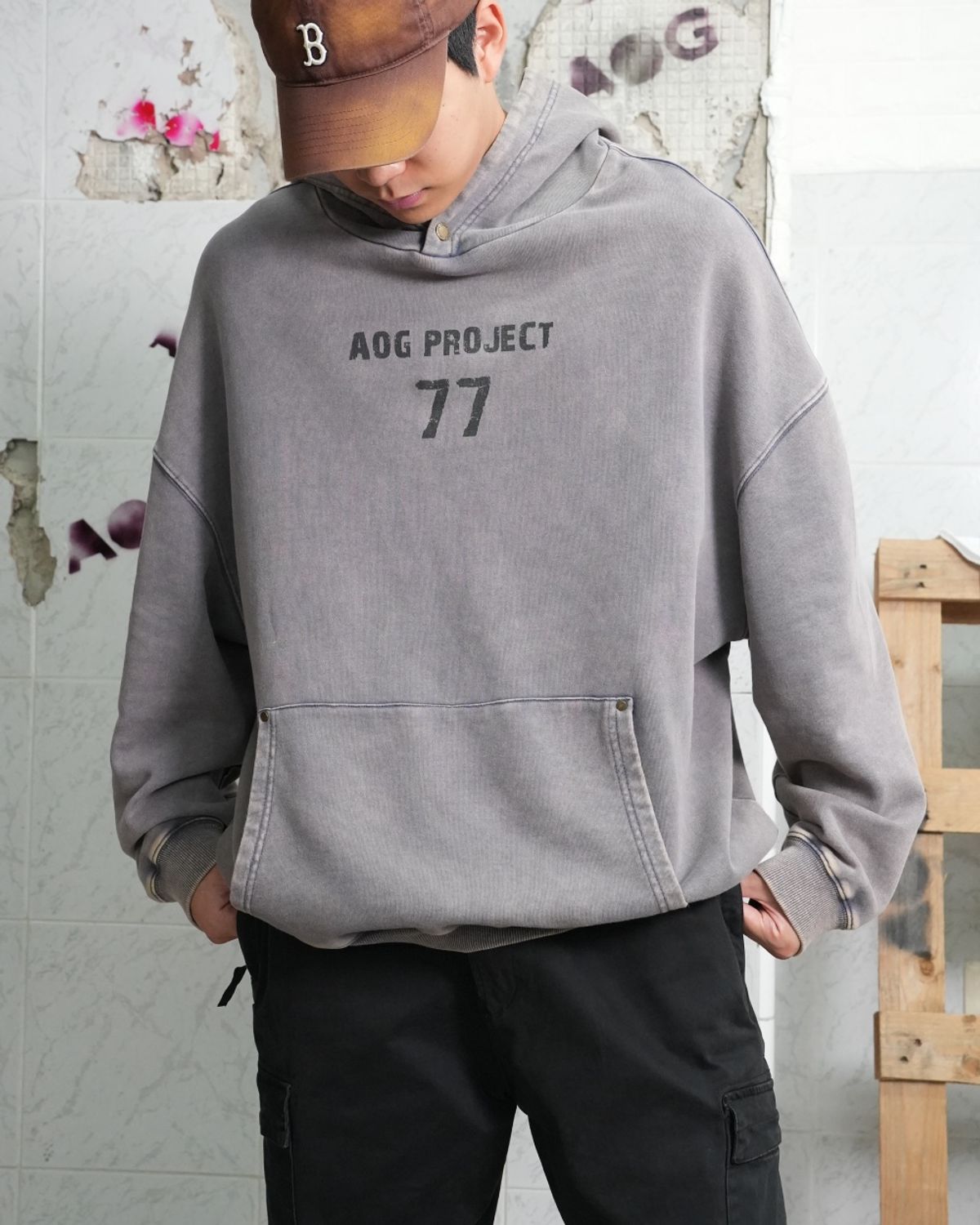 에이오지프로젝트(AOG PROJECT) 빈티지 77 로고 워싱 후디 스웻 (블루그레이)