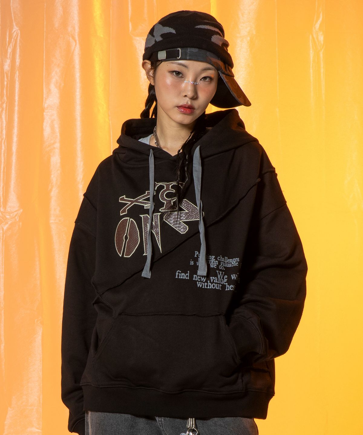 엑스톤즈(XTONZ) XTT106 레더 아플리케 코튼 후디 (BLACK)