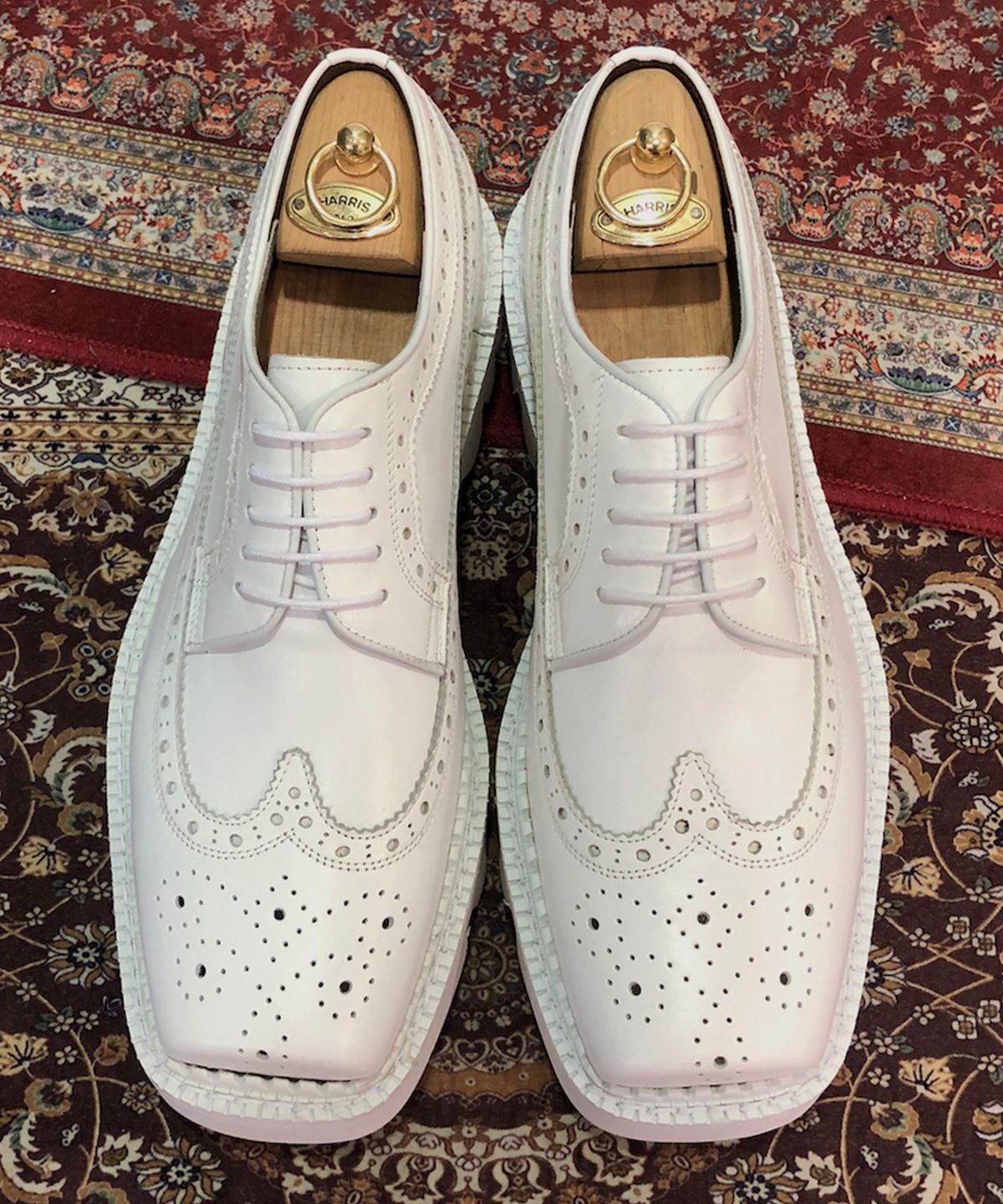 조앤슈(JOENSHOE) 토우 컷 윙팁 옥스퍼드 워커 화이트