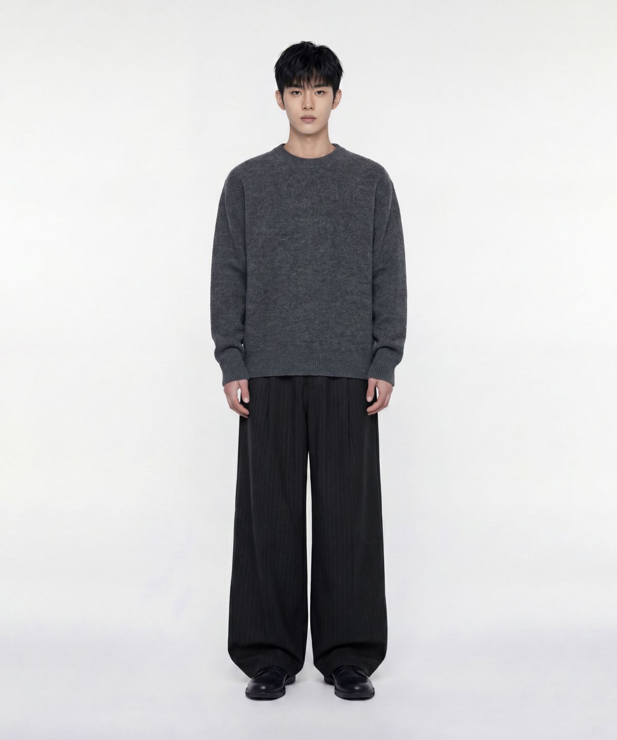 에이지오디(AGOD) 시그니처 데일리 크루넥 니트 [차콜]