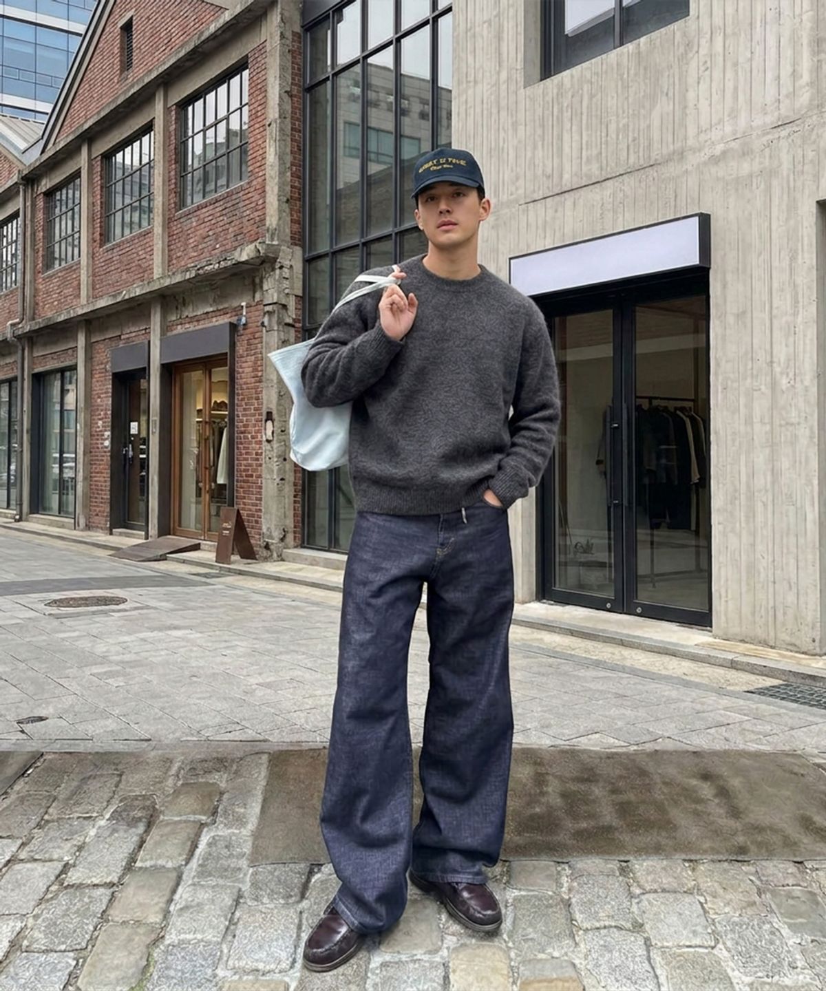 에이지오디(AGOD) 시그니처 데일리 크루넥 니트 [차콜]