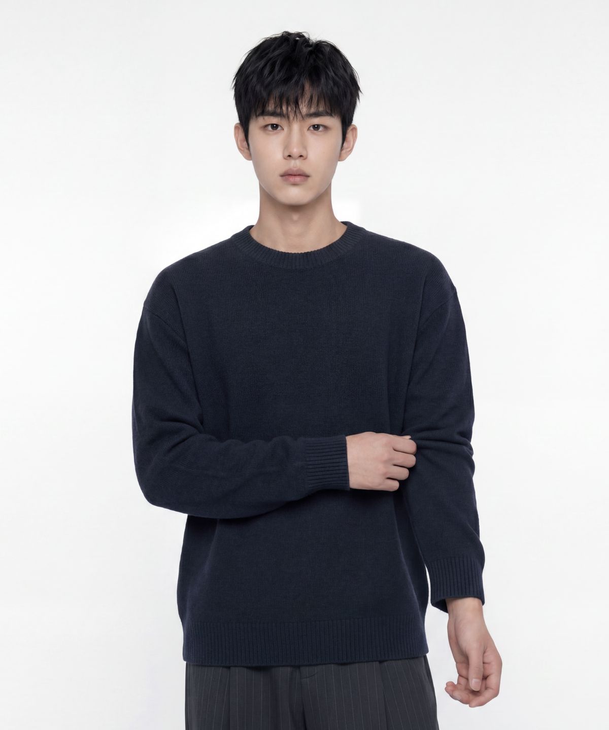 에이지오디(AGOD) 시그니처 데일리 크루넥 니트 [네이비]
