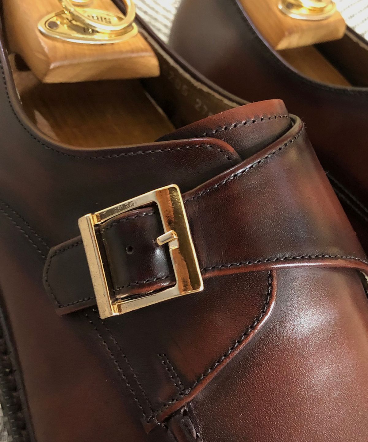 조앤슈(JOENSHOE) 놉 베이커 골드버클 원몽크 클래식브라운