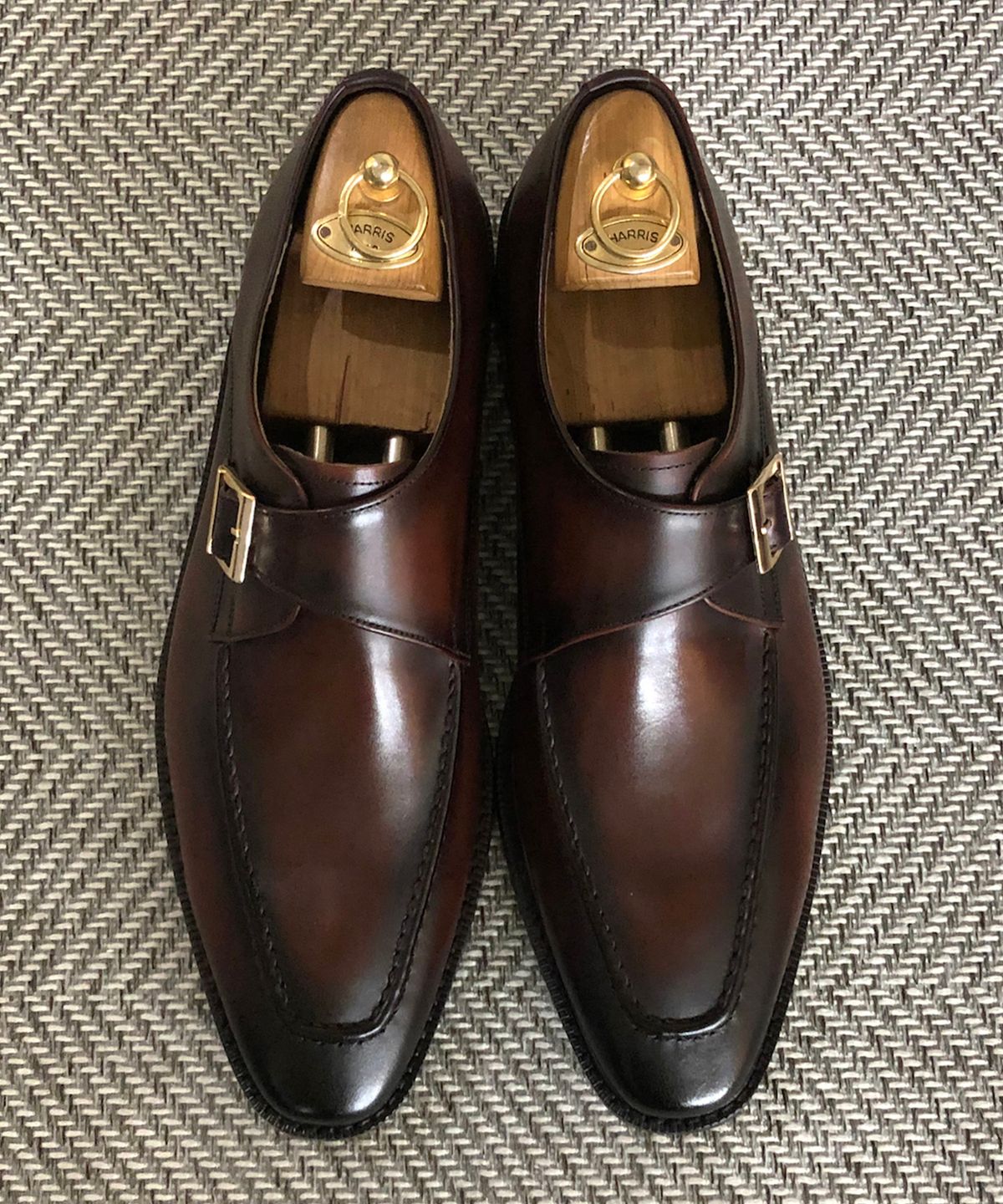 조앤슈(JOENSHOE) 놉 베이커 골드버클 원몽크 클래식브라운