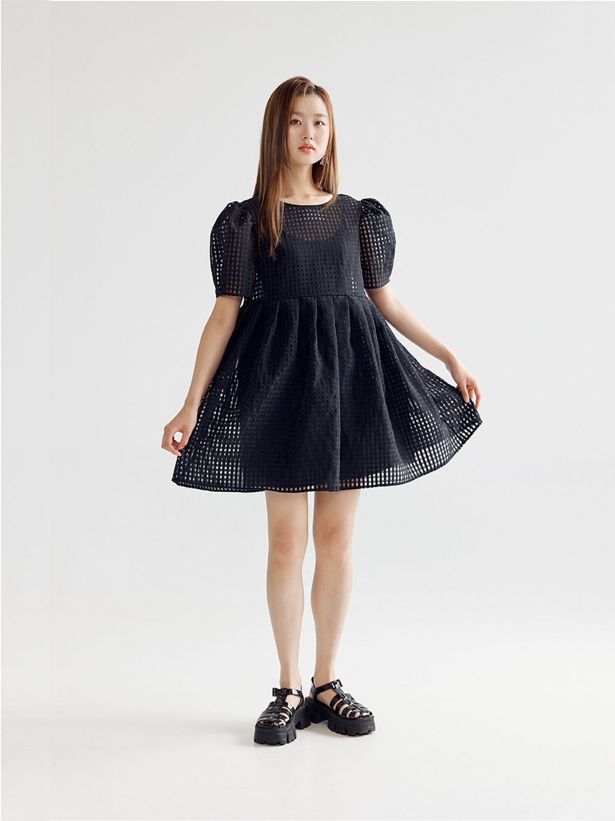 봄날 부티크(BOMNAL BOUTIQUE) 체크 볼륨 미니 드레스 _ 블랙