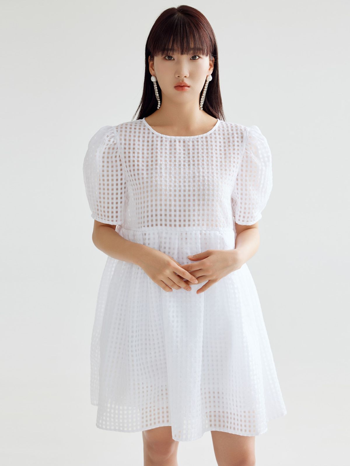 봄날 부티크(BOMNAL BOUTIQUE) 체크 볼륨 미니 드레스 _ 화이트