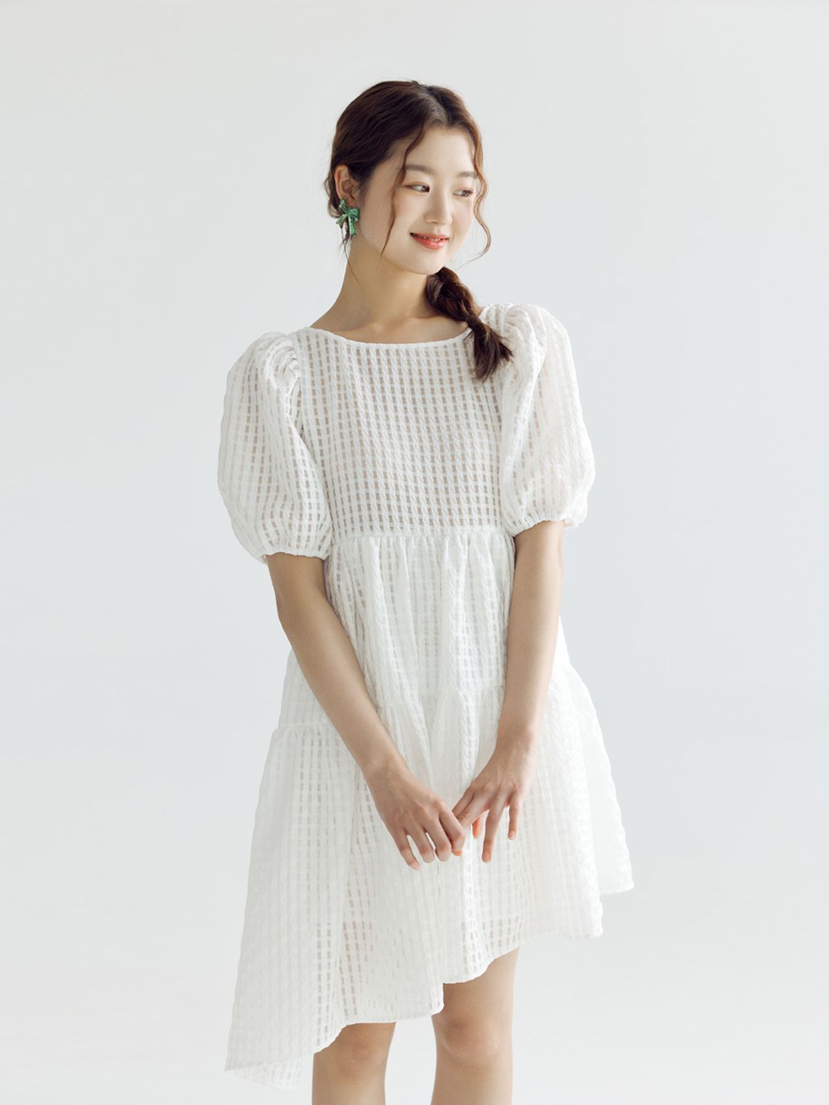 봄날 부티크(BOMNAL BOUTIQUE) 체크 퍼프 라인 미디 드레스 _ 화이트