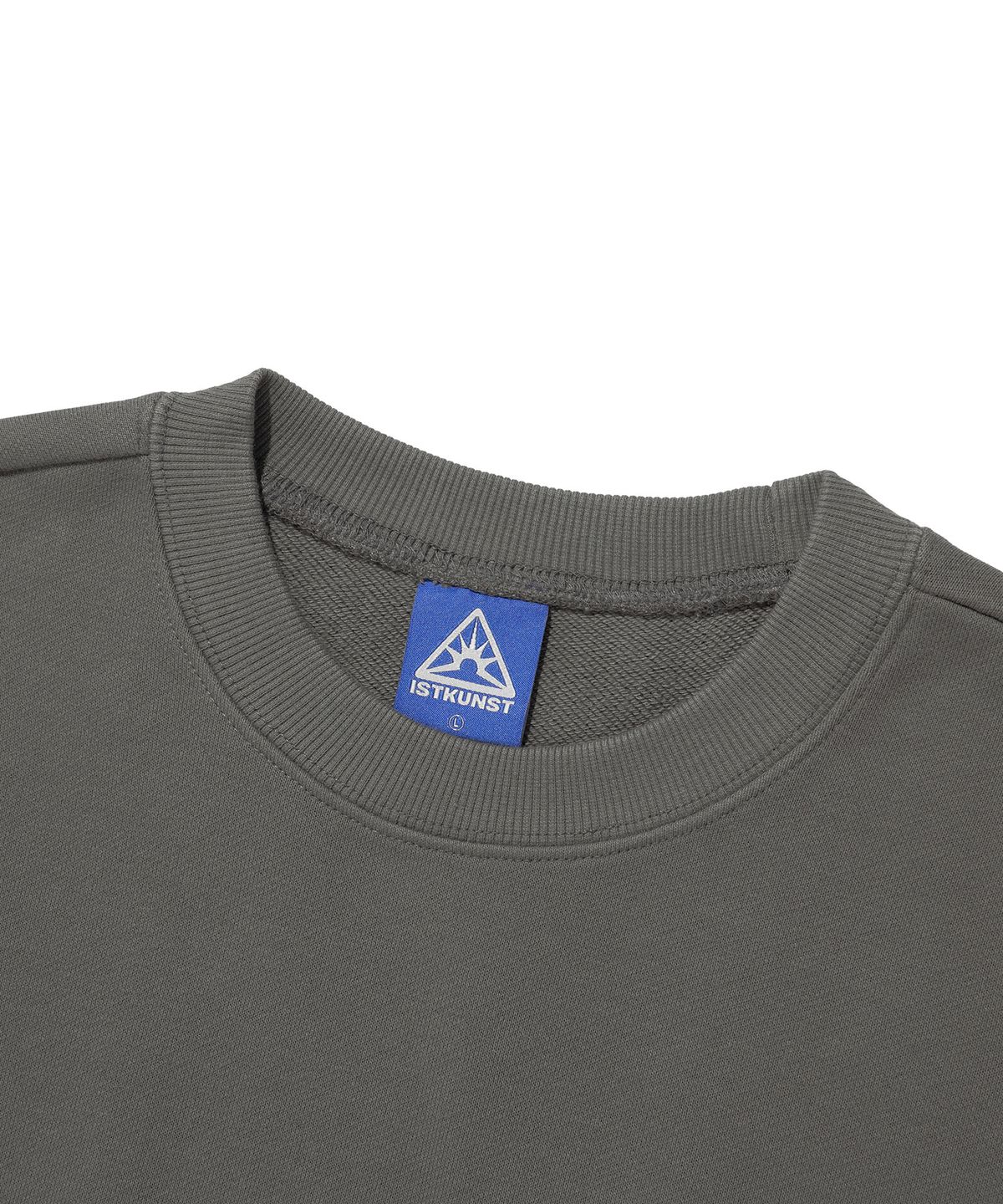 이스트쿤스트(ISTKUNST) IK TAG LOGO SWEATSHIRTS_CHARCOAL(IK2EFMM451A)