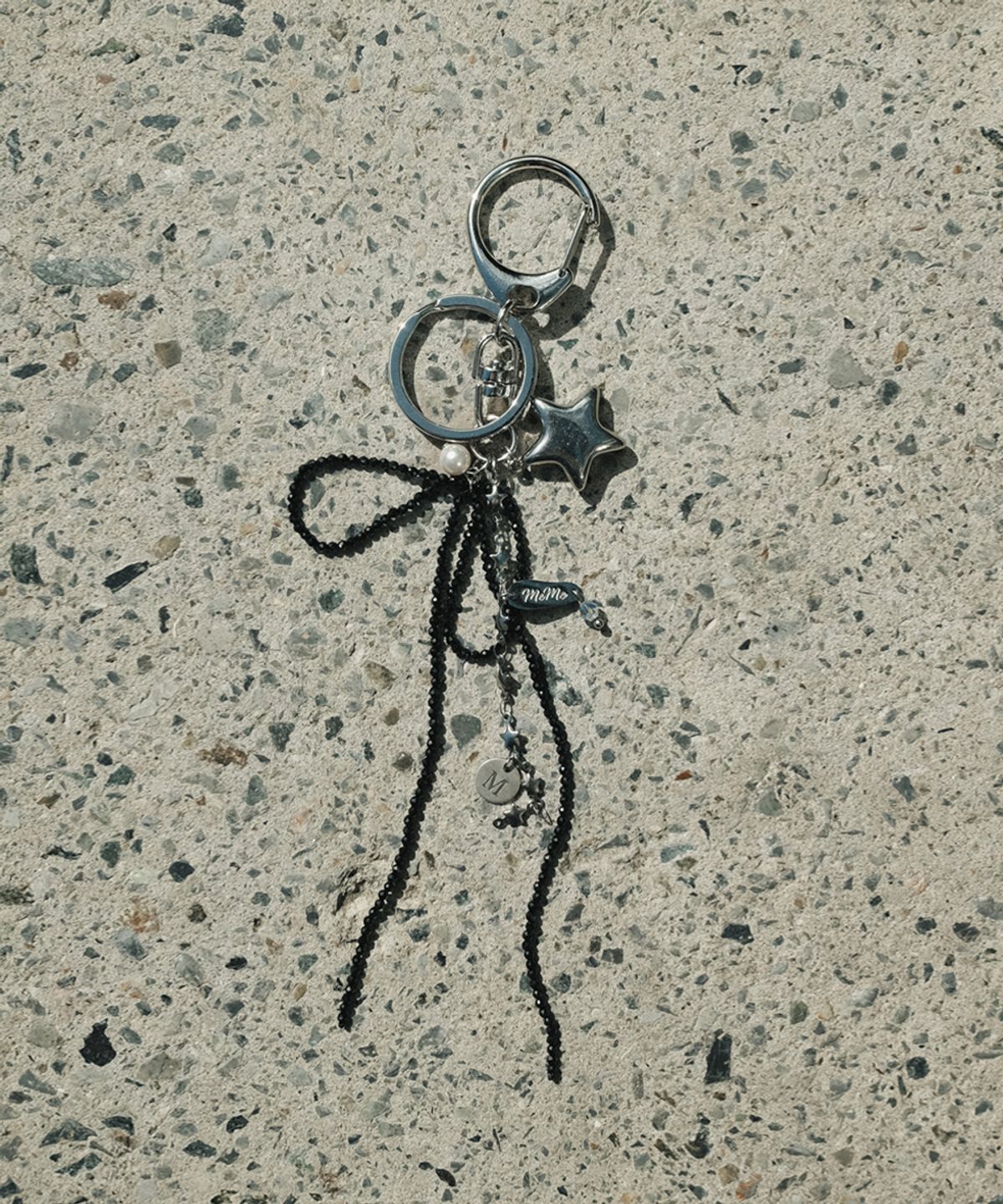 메리모티브(MERRYMOTIVE) Black ribbon and star keyring