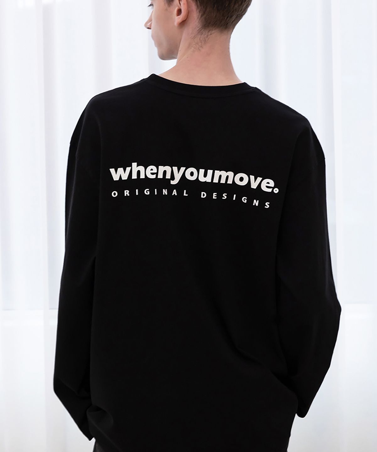 웬유무브(WHEN YOU MOVE) 에센셜 로고 오버핏 긴팔티 블랙