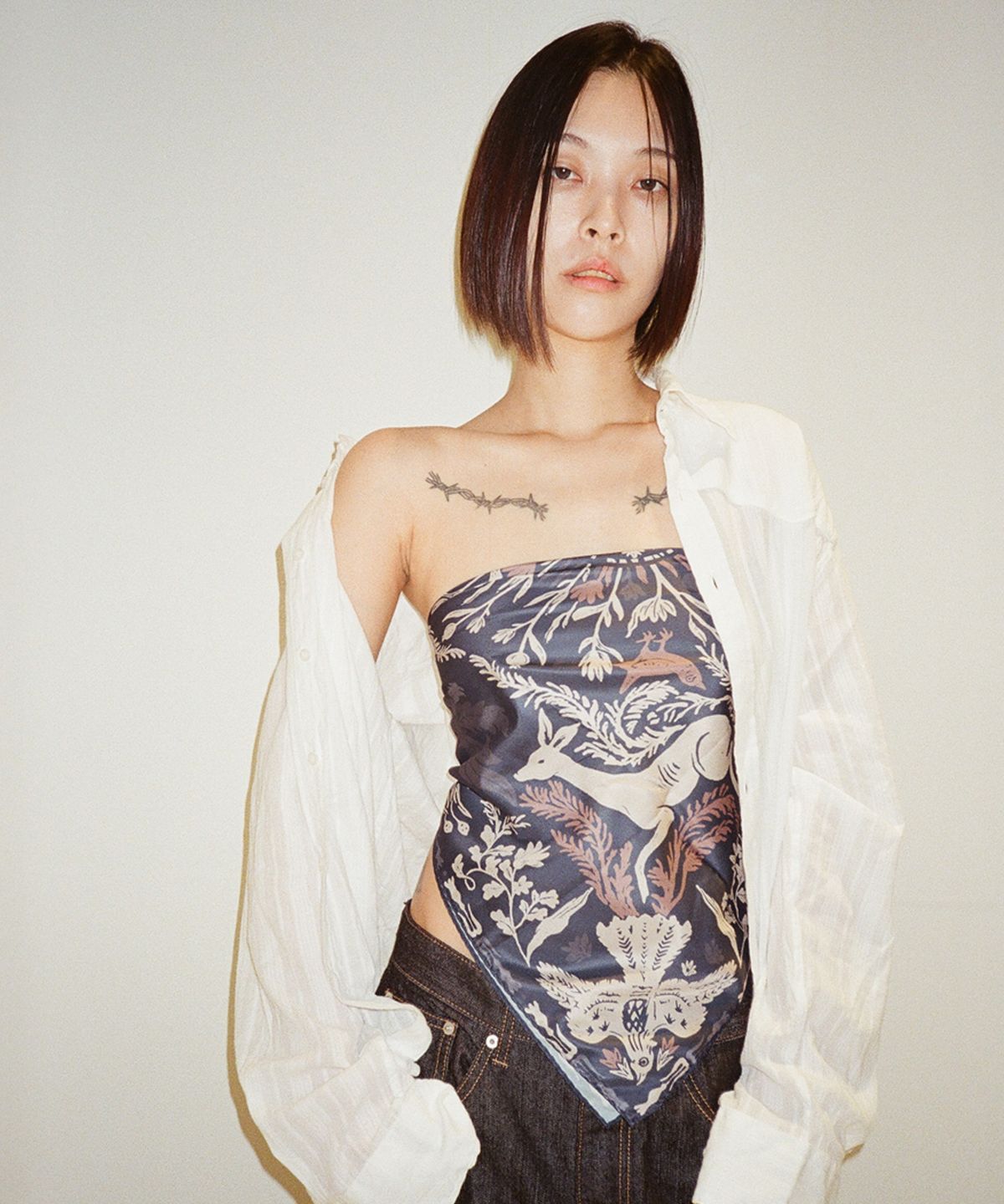 아캄(AAKAM) Western Forest Printed Scarf (Navy)