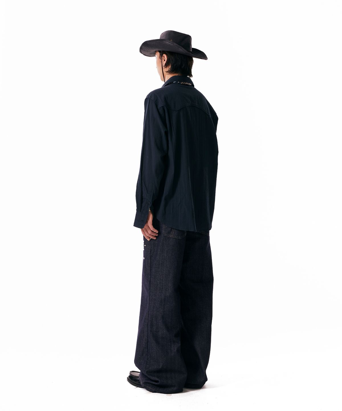 아캄(AAKAM) Western Studded Denim Pants (Dark Blue)