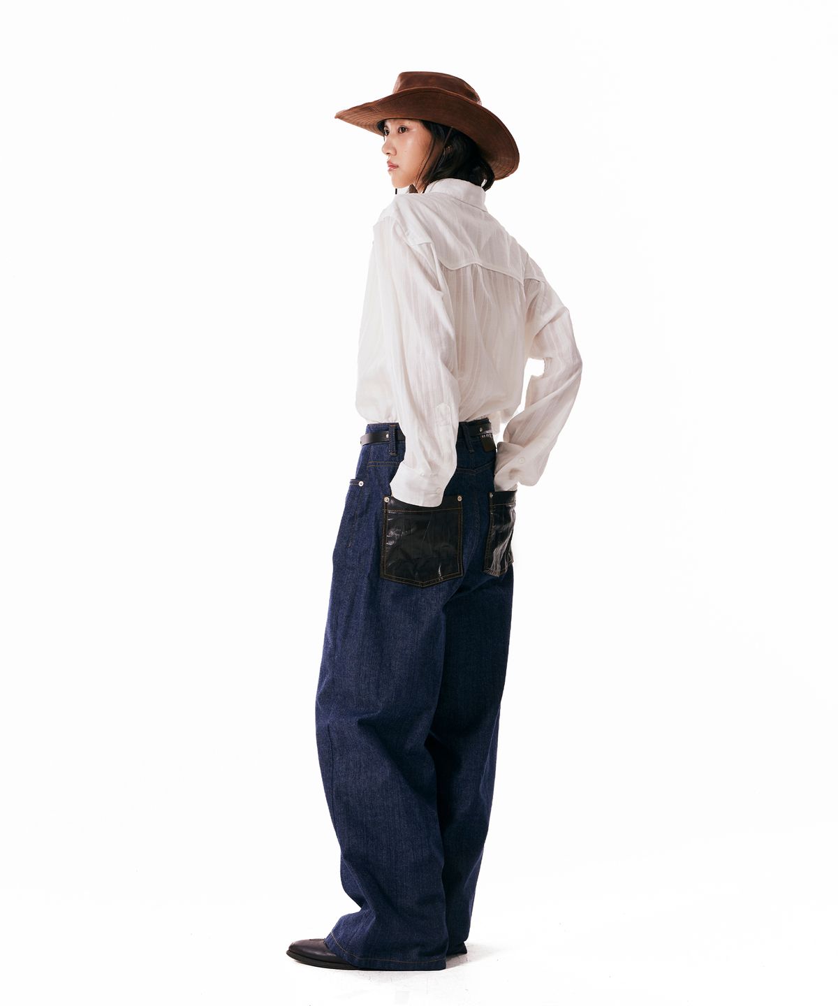 아캄(AAKAM) Leather Patch Denim Pants (Blue)