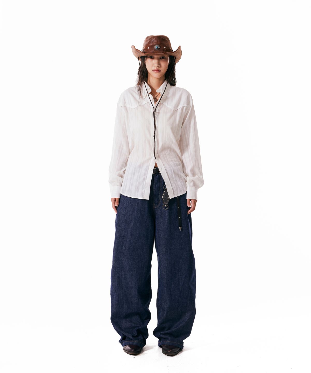 아캄(AAKAM) Leather Patch Denim Pants (Blue)