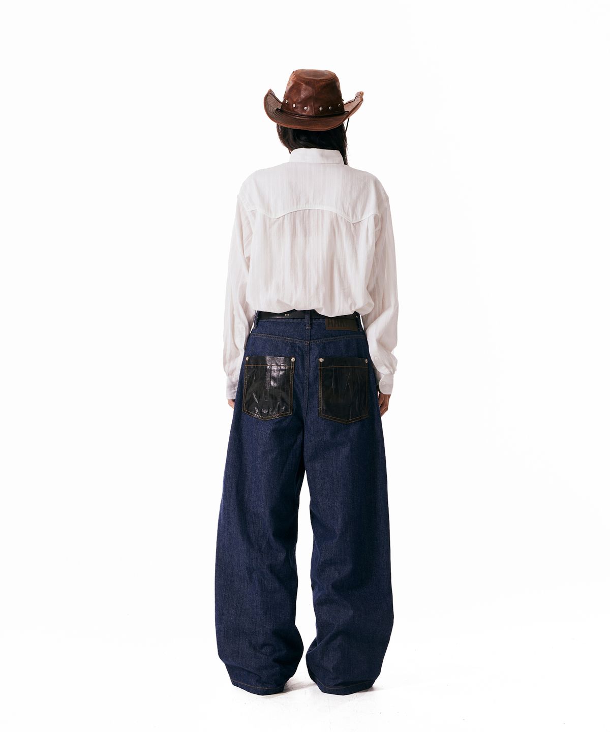아캄(AAKAM) Leather Patch Denim Pants (Blue)