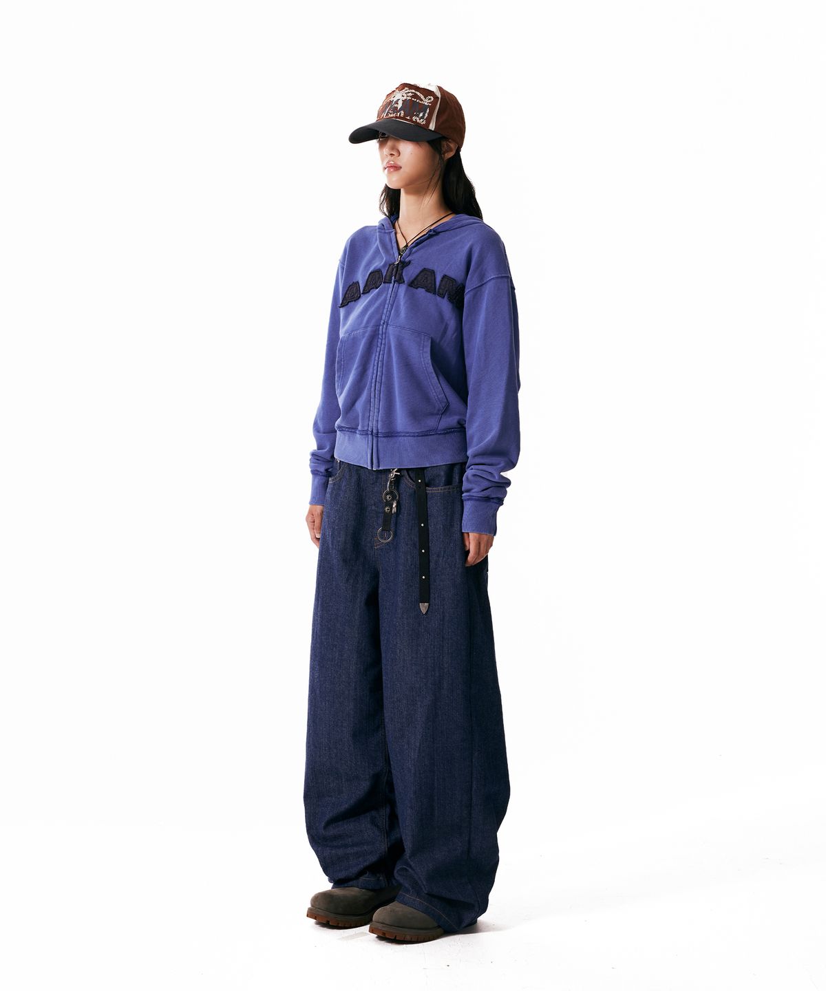 아캄(AAKAM) Leather Patch Denim Pants (Blue)