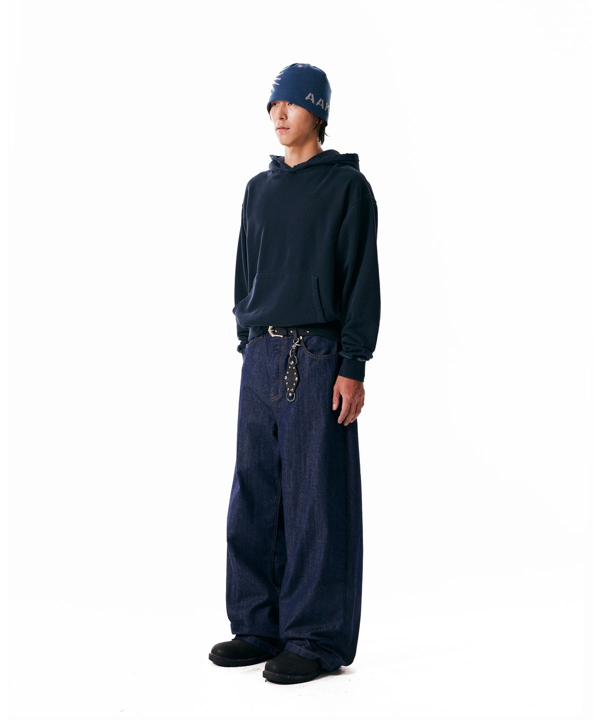 아캄(AAKAM) Leather Patch Denim Pants (Blue)