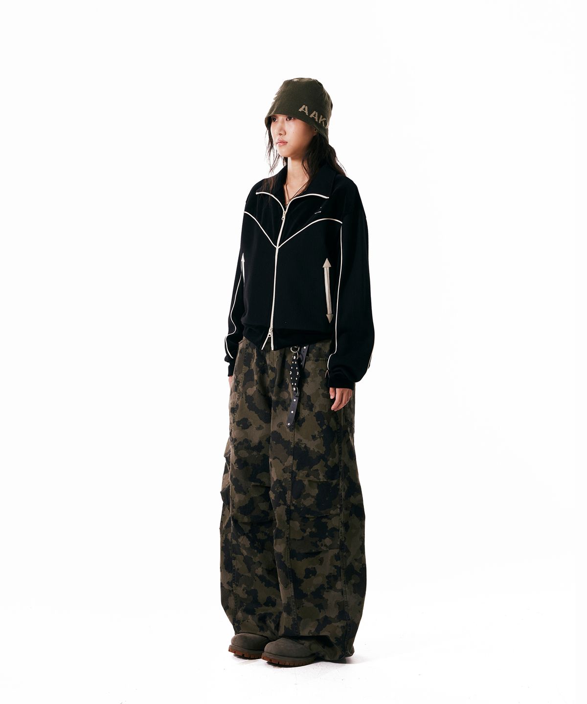 아캄(AAKAM) Knee Pin-tuck Camouflage Twill Pants (Khaki)