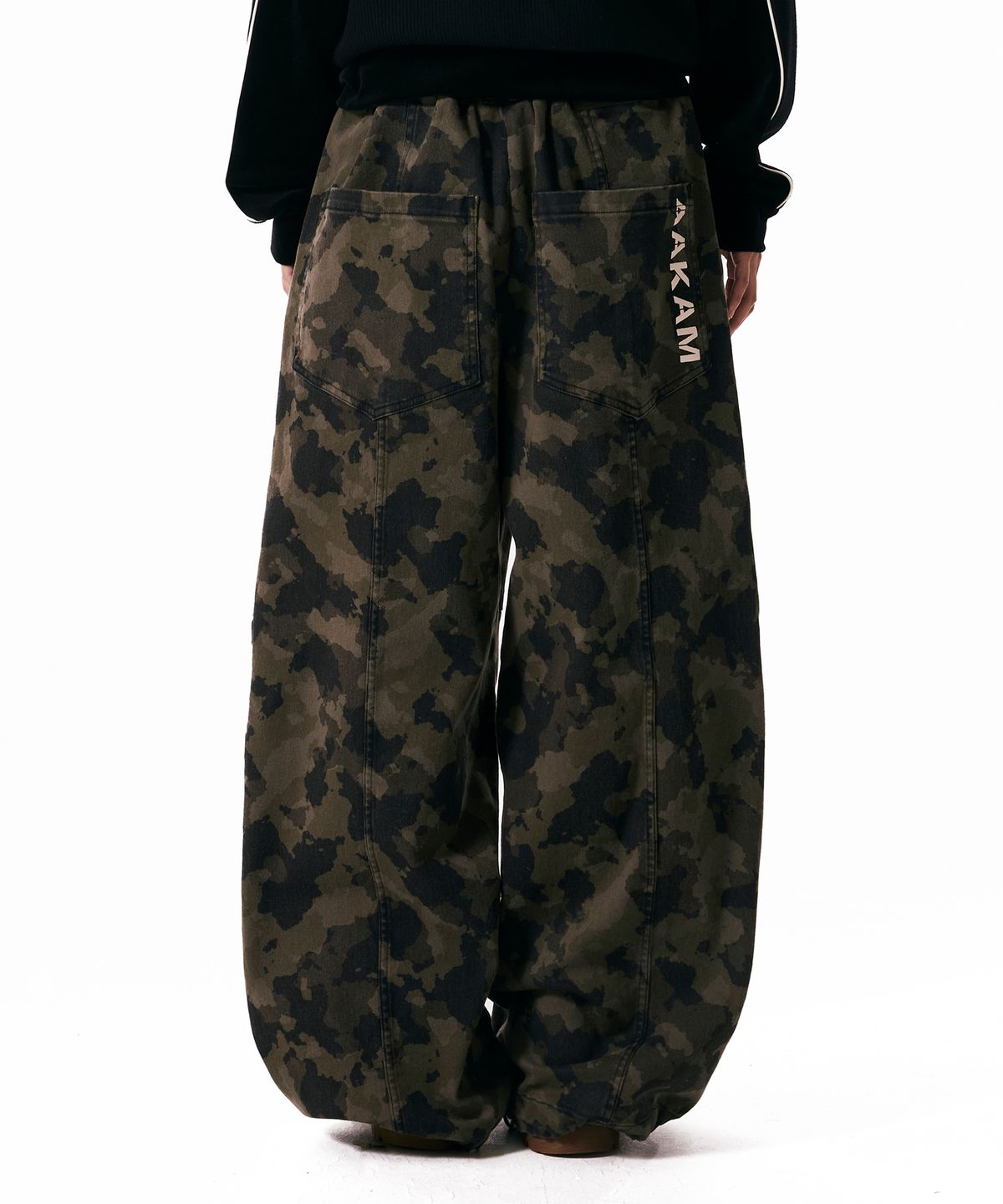 아캄(AAKAM) Knee Pin-tuck Camouflage Twill Pants (Khaki)