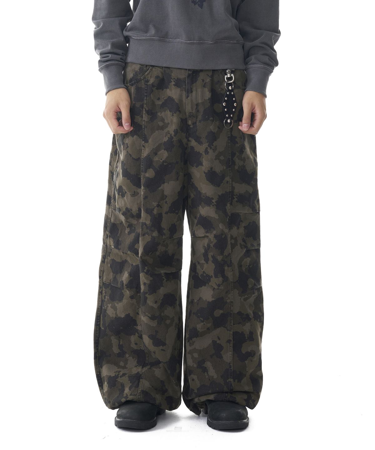 아캄(AAKAM) Knee Pin-tuck Camouflage Twill Pants (Khaki)