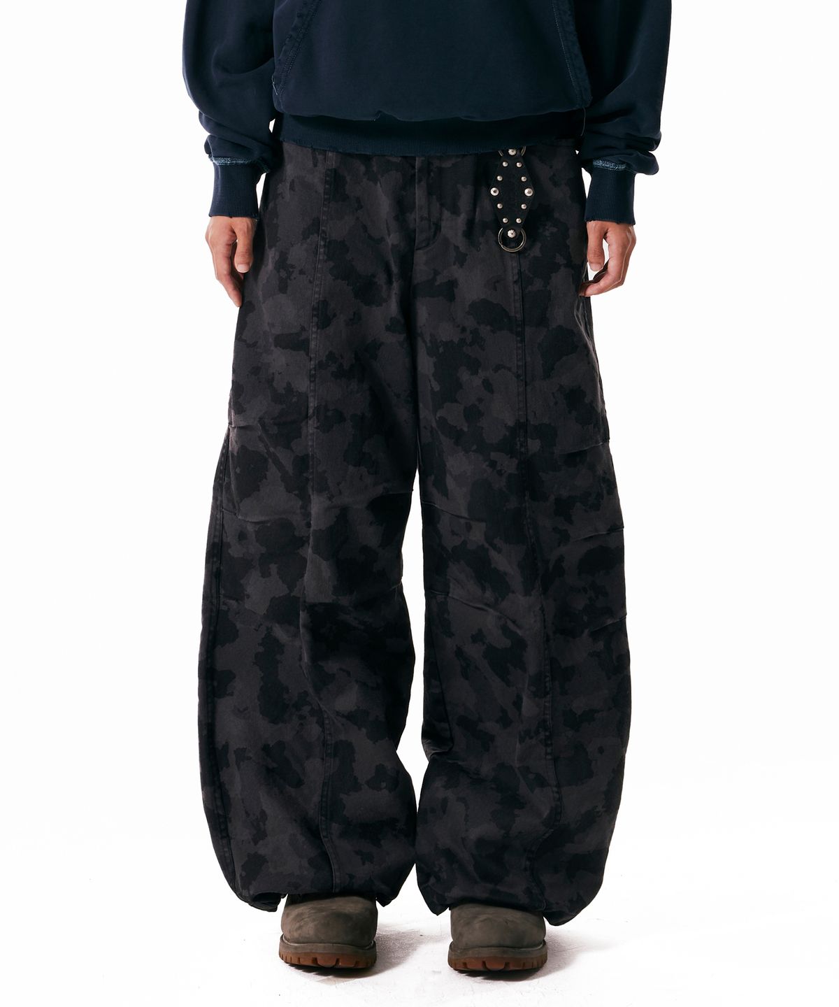 아캄(AAKAM) Knee Pin-tuck Camouflage Twill Pants (Black)