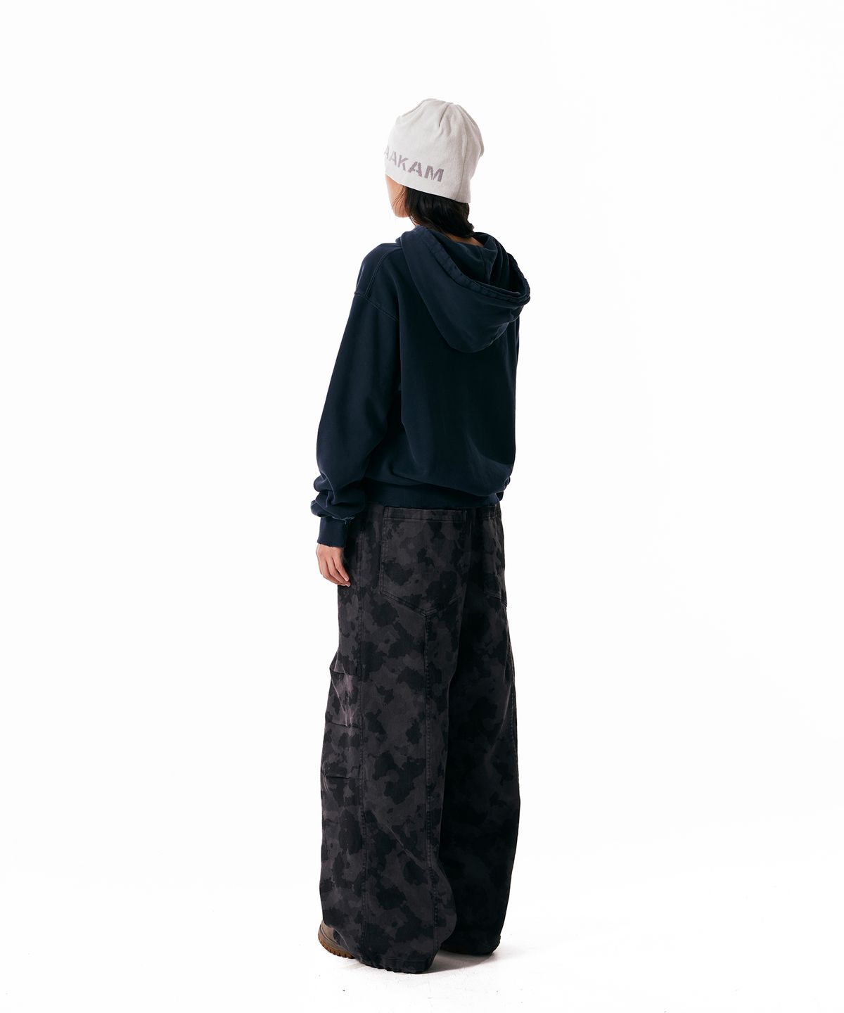 아캄(AAKAM) Knee Pin-tuck Camouflage Twill Pants (Black)