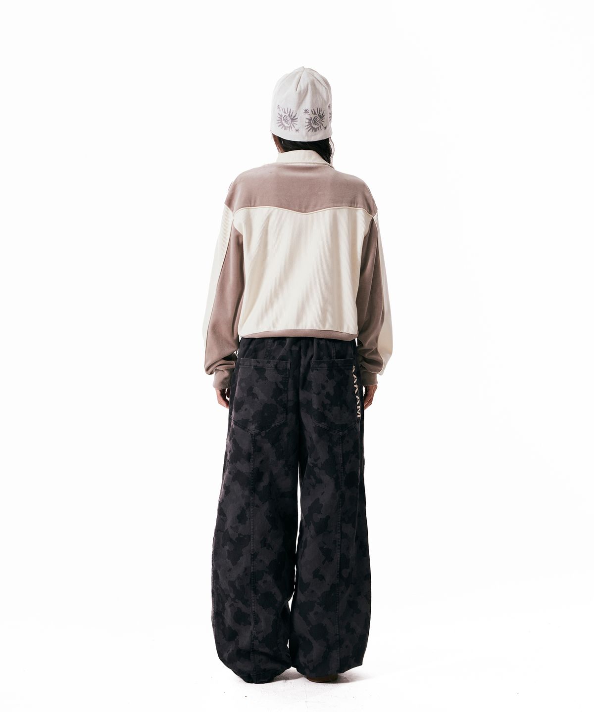 아캄(AAKAM) Knee Pin-tuck Camouflage Twill Pants (Black)