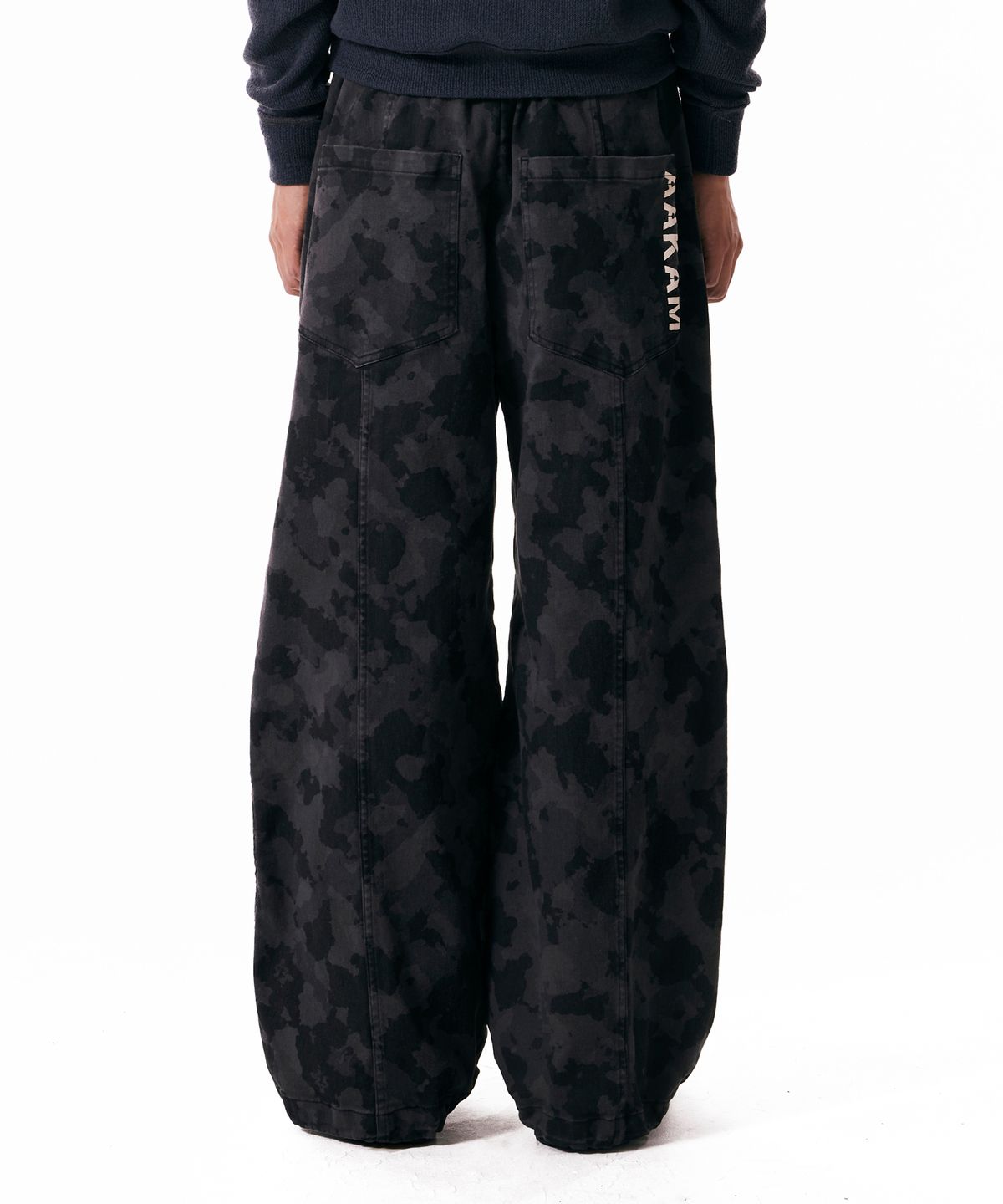 아캄(AAKAM) Knee Pin-tuck Camouflage Twill Pants (Black)