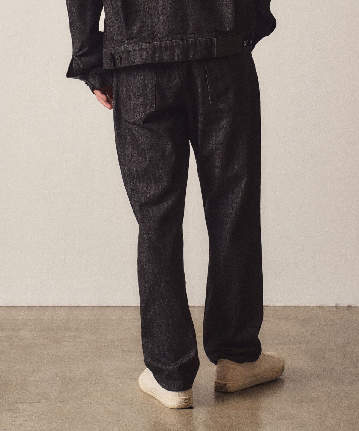 이지오(EZIO) Black Straight Denim Pants
