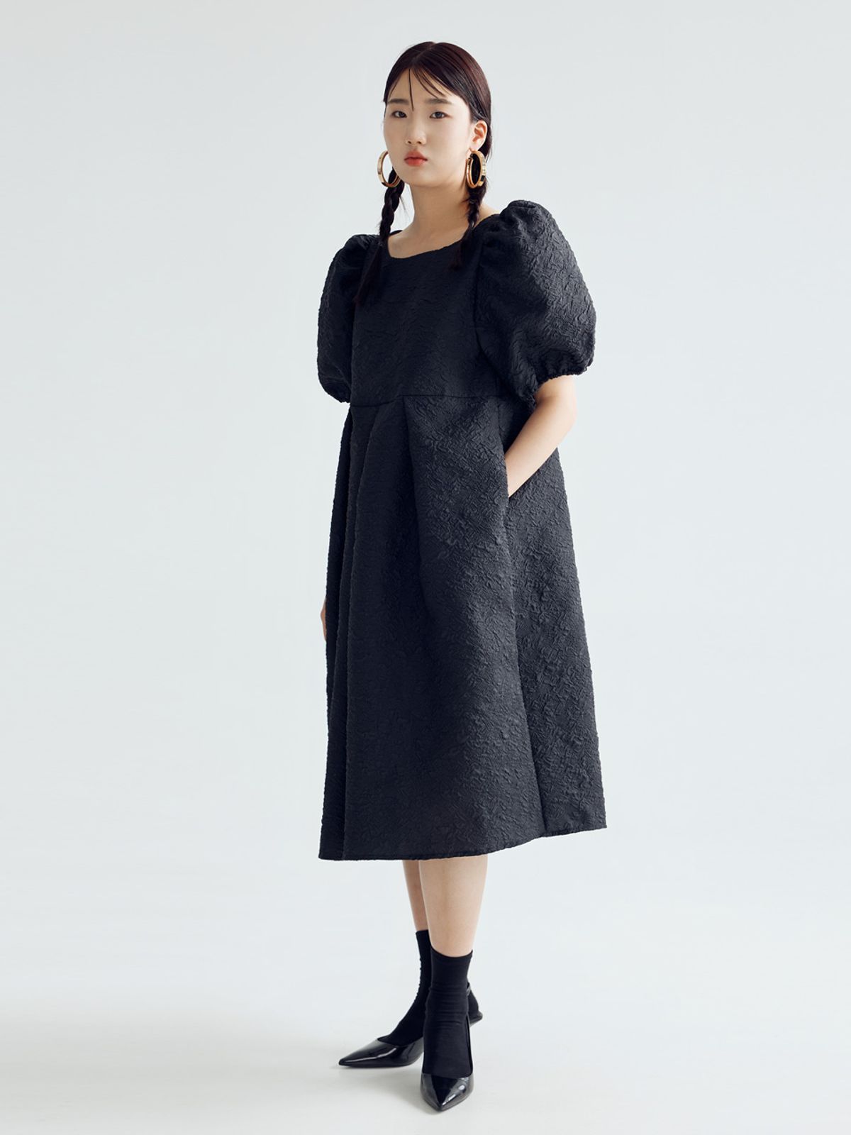 봄날 부티크(BOMNAL BOUTIQUE) 아이리스 볼륨 퍼프 미디 드레스 _ 블랙
