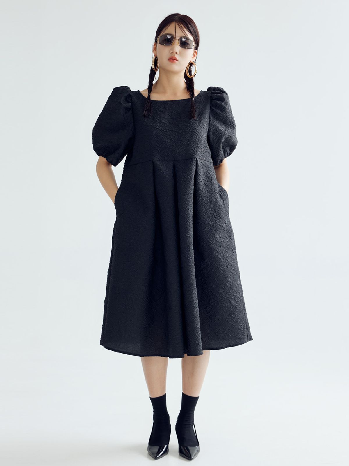 봄날 부티크(BOMNAL BOUTIQUE) 아이리스 볼륨 퍼프 미디 드레스 _ 블랙