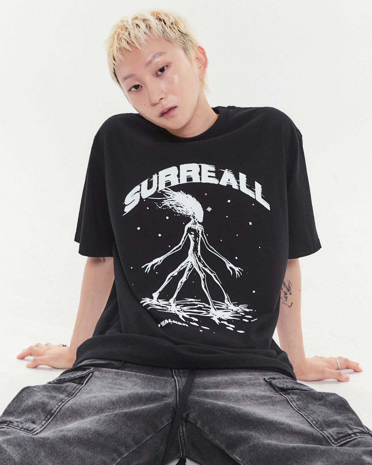 써리얼(SURREALL) Void walker printed T shirt (Black)