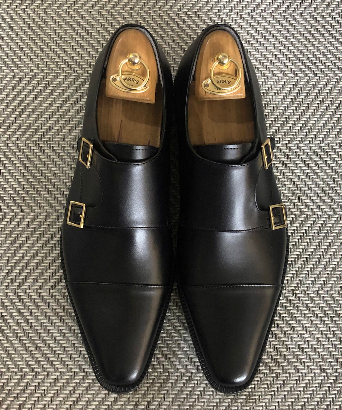 조앤슈(JOENSHOE) 르누아르 슬림 골브버클 더블 몽크스트랩 블랙