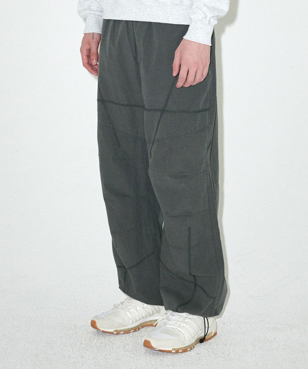 마하그리드(MAHAGRID) [FW 버전]COVER STITCH PARACHUTE PANT CHARCOAL(MG2EFMPA10A)