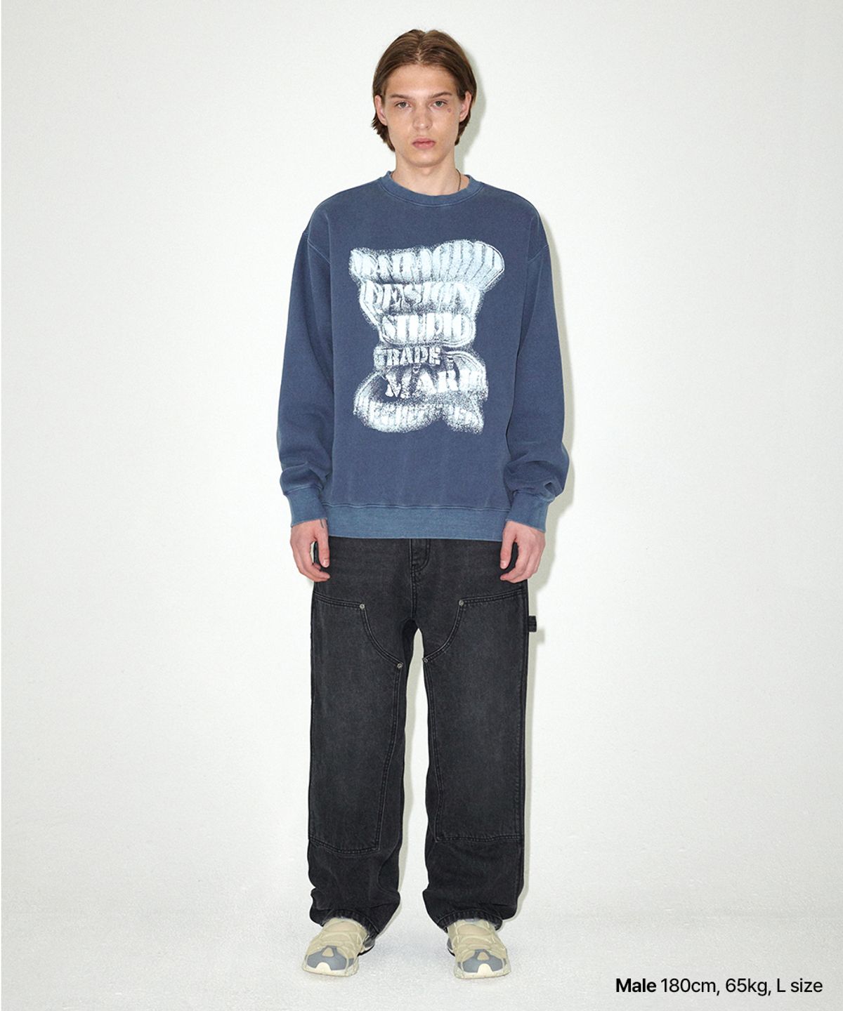 마하그리드(MAHAGRID) GRUNGE SLOGAN PIGMENT SWEATSHIRT BLUE(MG2EFMM451A)