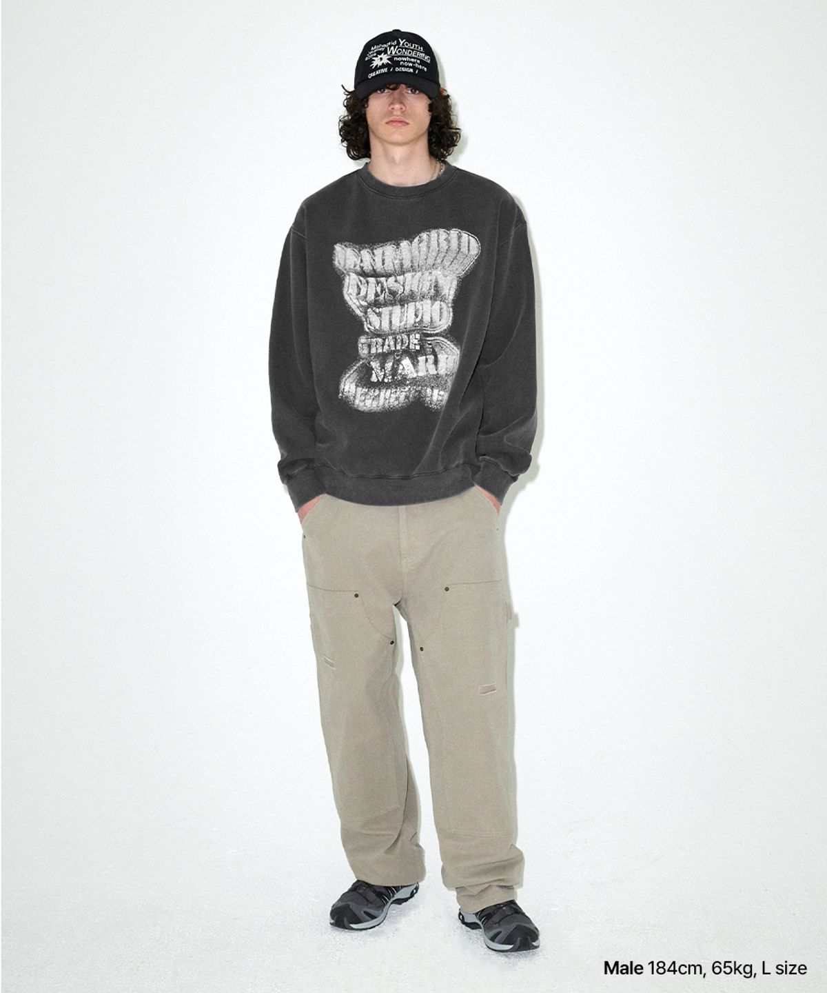 마하그리드(MAHAGRID) GRUNGE SLOGAN PIGMENT SWEATSHIRT CHARCOAL(MG2EFMM451A)