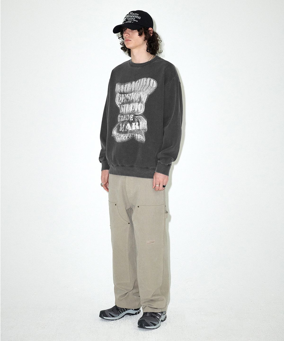 마하그리드(MAHAGRID) GRUNGE SLOGAN PIGMENT SWEATSHIRT CHARCOAL(MG2EFMM451A)