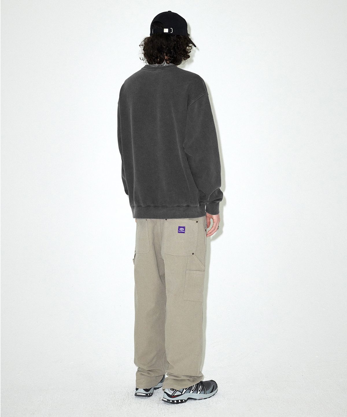 마하그리드(MAHAGRID) GRUNGE SLOGAN PIGMENT SWEATSHIRT CHARCOAL(MG2EFMM451A)