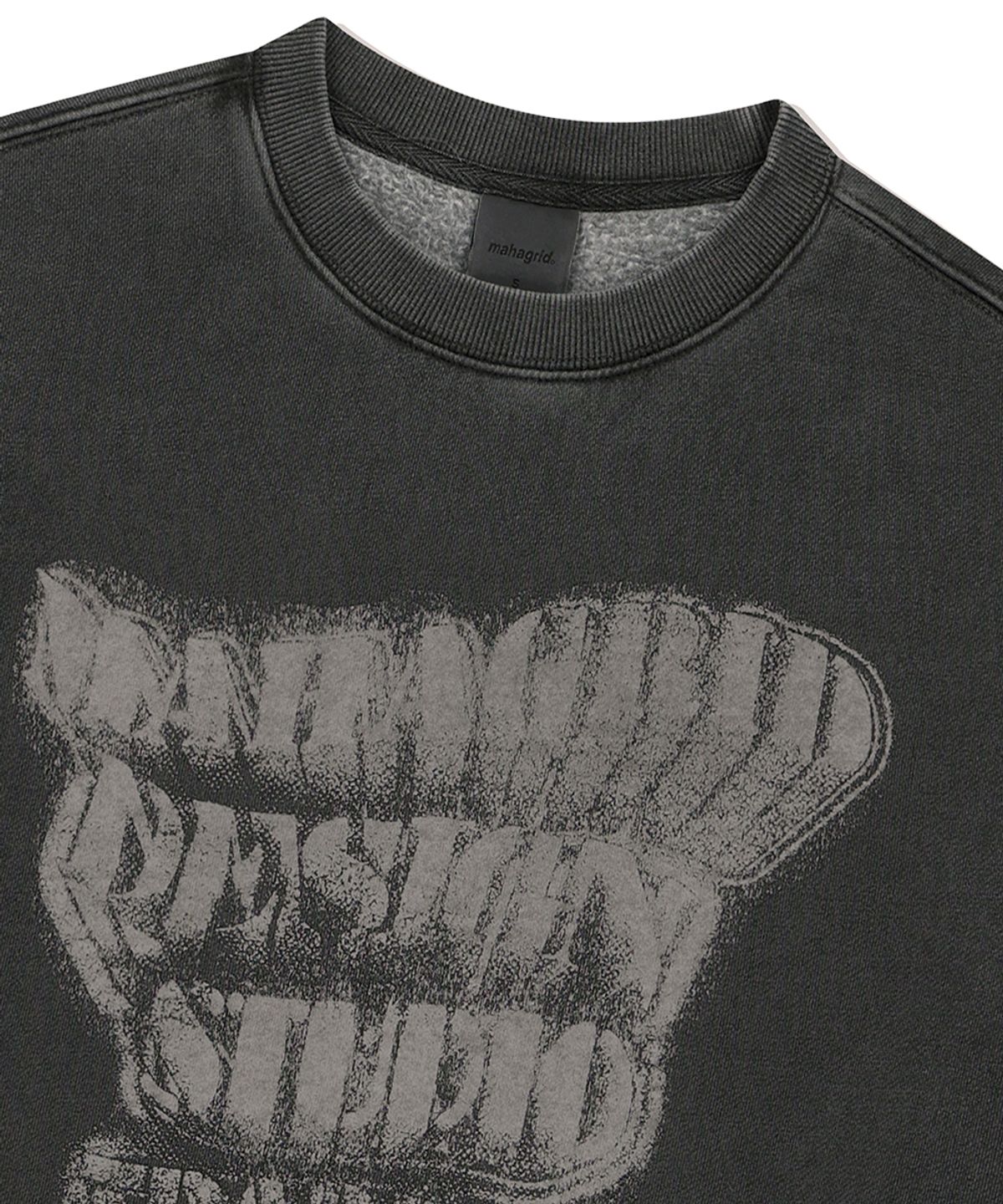 마하그리드(MAHAGRID) GRUNGE SLOGAN PIGMENT SWEATSHIRT CHARCOAL(MG2EFMM451A)